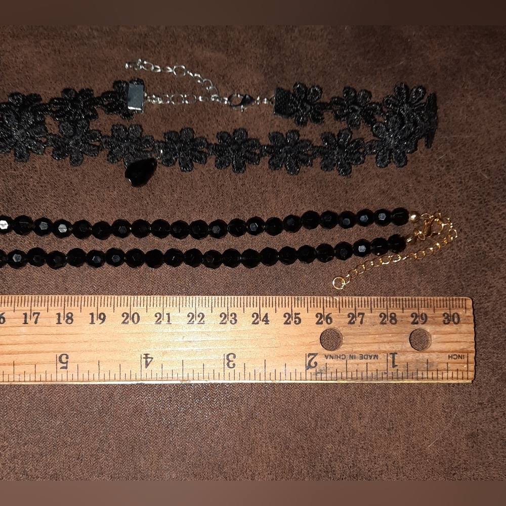 Set of 2 black noir style Choker necklaces with faceted black beads - Picture 5 of 7